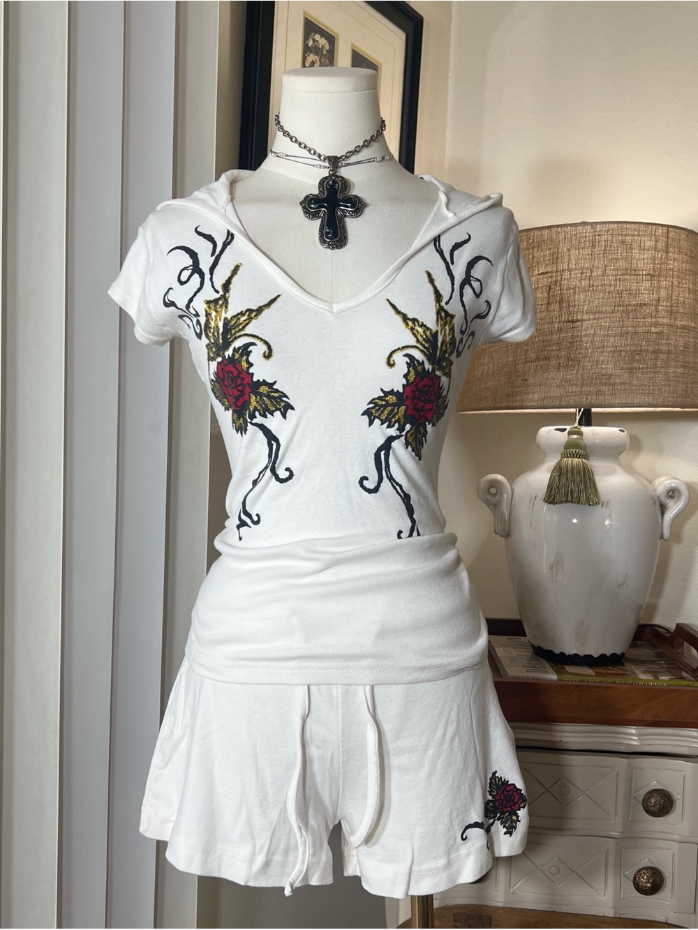 Y2K White V-Neck Hooded Tee Shorts Set with Red Rose Print